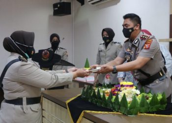 Masa PPKM Level 3, Polsek Selajambe Polres Kuningan Rutin Salurkan Bansos