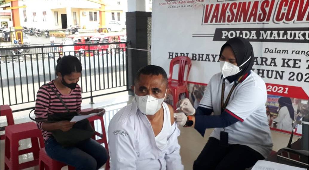 Polda Maluku Vaksinasi 233 Orang Gunakan Sinovac dan AstraZeneca