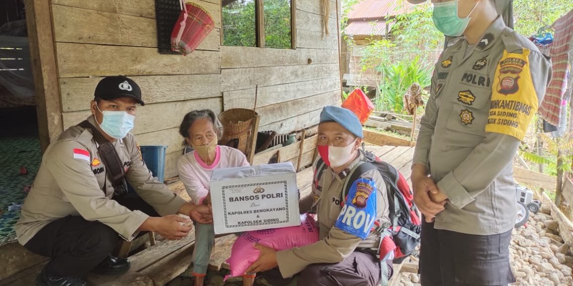 Polisi Perbatasan Berikan Bansos Kepada Penyandang Disabilitas