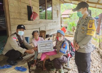 Polisi Perbatasan Berikan Bansos Kepada Penyandang Disabilitas