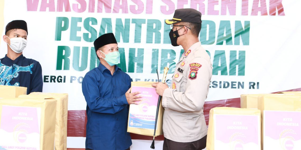 Polres Natuna Gelar Vaksinasi Serentak dan Bagikan Paket Sembako Kepada Pondok Pesantren