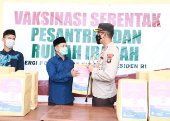 Polres Natuna Gelar Vaksinasi Serentak dan Bagikan Paket Sembako Kepada Pondok Pesantren