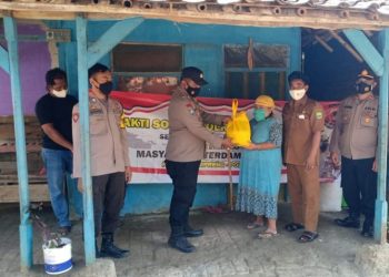 Polres Subang Kembali Salurkan Bantuan Sosial Kepada Masyarakat Terdampak Pandemi Covid-19