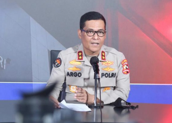 Polri Mengirimkan 100 Resimen Vaksinator Covid-19 ke Papua dalam Rangka PON XX 2021