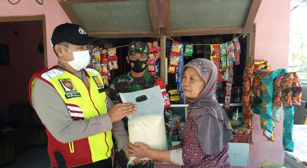 Polres Ciko Berikan Solusi Ditengah Pandemi Covid-19 Dengan Bansos Beras Kepada Warga