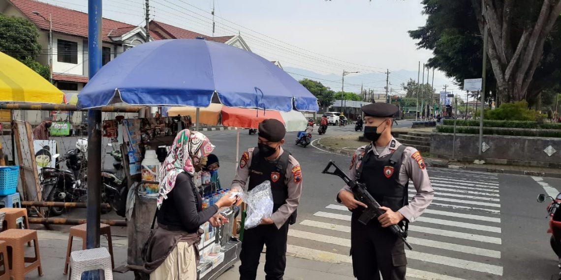 Bagi Masker Gratis, Polres Wonosobo Himbau Masyarakat Patuhi Prokes
