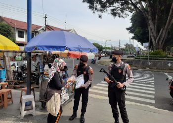 Bagi Masker Gratis, Polres Wonosobo Himbau Masyarakat Patuhi Prokes