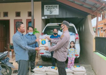 Bantuan Sosial Kepada Masyarakat Terdampak Covid-19 di Wilayah Polres Kukar