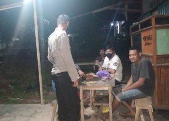 Cegah Penyebaran Covid-19, Anggota Polsek Tayan Hulu Berikan Edukasi Prokes ke Warga