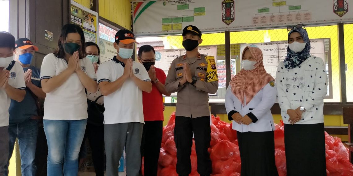 Kapolsek Bukit Batu Dampingi Penyerahan Bansos Bagi Korban Banjir dari Komunitas KBI