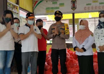 Kapolsek Bukit Batu Dampingi Penyerahan Bansos Bagi Korban Banjir dari Komunitas KBI