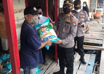 Polsek KKP Batam Beri Bantuan Paket Sembako ke Warga