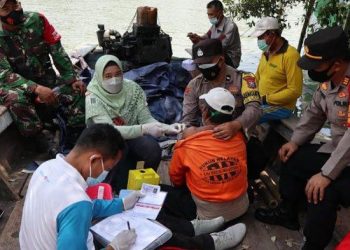 TNI – Polri Dampingi Nakes Jemput Bola Lakukan Vaksinasi Nelayan di Dermaga