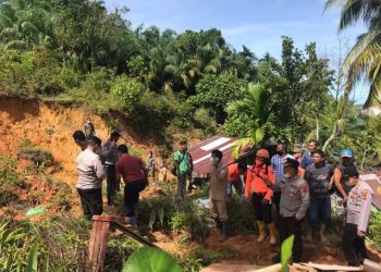 Kapolres Tapanuli Tengah Cek langsung Lokasi Bencana Longsor dan Berikan Bantuan