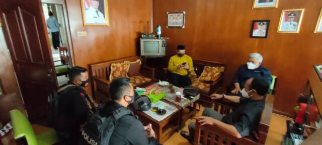 Menjalin Kerjasama Dengan Masyarakat, Brimob Jawa Barat Sambang Ke Desa Sindanglaya