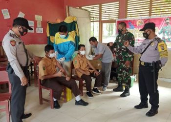 Polsek Pangkalan Lesung Dampingi Nakes Lakukan Vaksinasi Terhadap Guru dan Pelajar