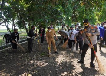 Sambut Hari Pahlawan, Polres Sukoharjo Ajak Elemen Masyarakat Kerja Bhakti Bersihkan TMP