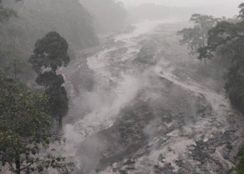 Gunung Semeru Keluarkan Banjir Lahar Dingin